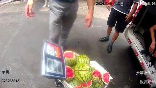 警察抓人吃瓜,围观群众吃瓜不停