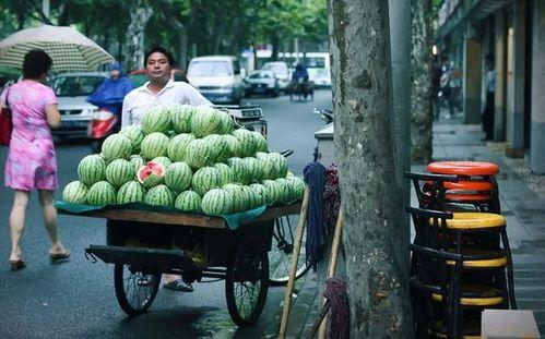 牟平路边吃瓜事件,一场引发热议的街头冲突瞬间