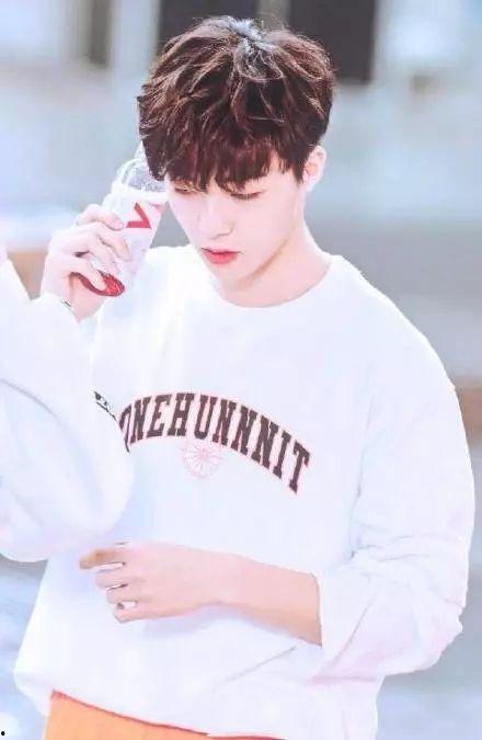 陈立农吃瓜照片,甜蜜瞬间曝光