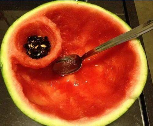 用勺子吃瓜有毒吗,用勺子吃瓜，竟隐藏这样的健康风险？